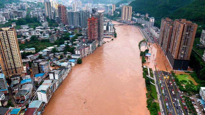 Trung Quốc nâng cảnh báo mưa bão, Tứ Xuyên báo động 